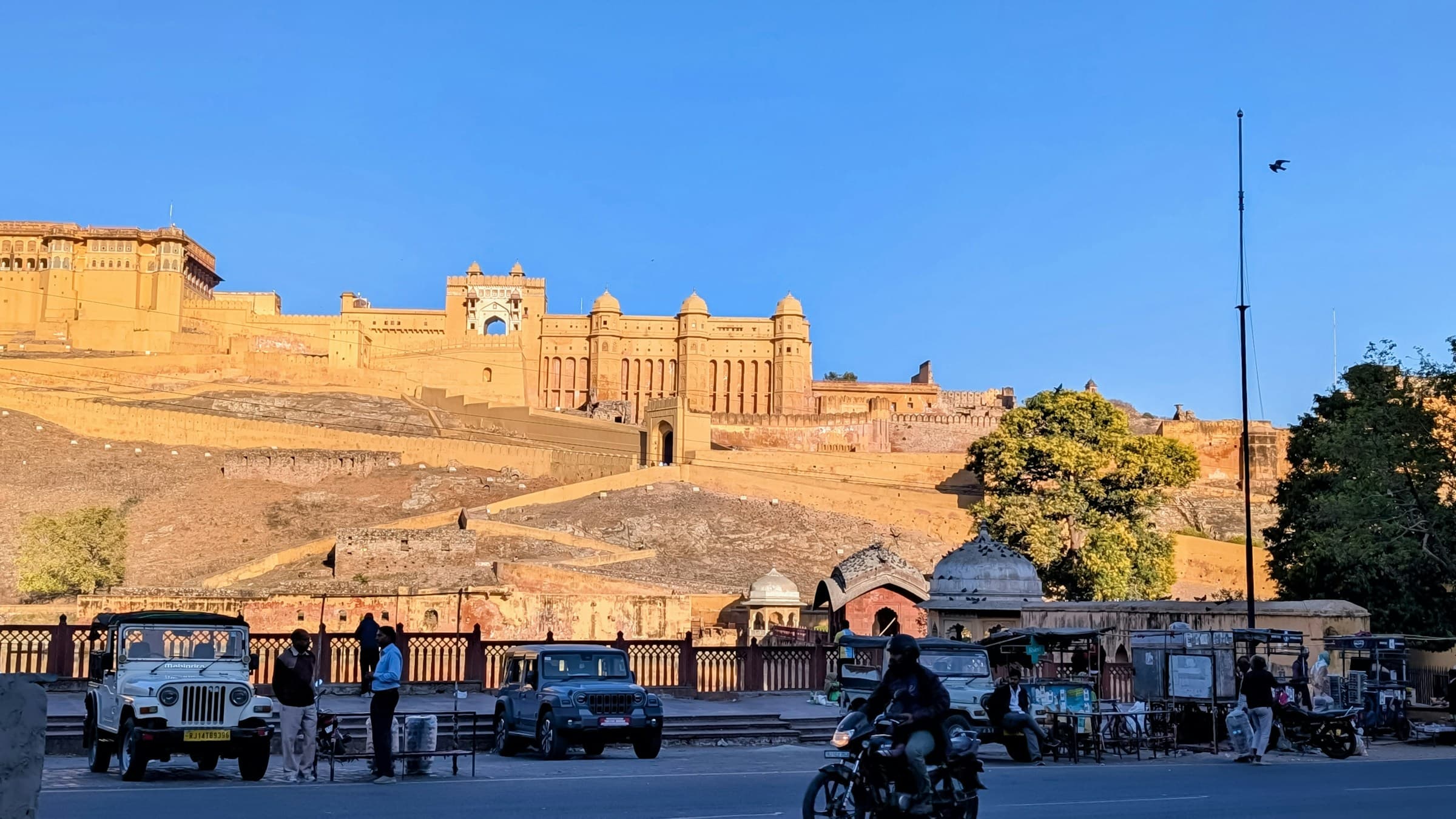 Amber Fort and daily traffic in Jaipur